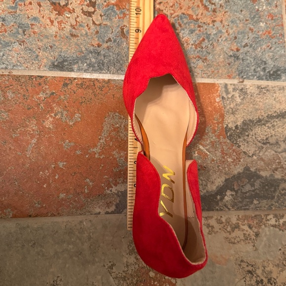 💋NWOB! Vibrant YDN Scalloped, Pointed Toe, D’Orsay Style, Kitten Heels! - Picture 9 of 14